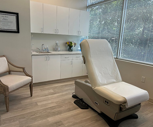 dr glenn lyle md consultation room
